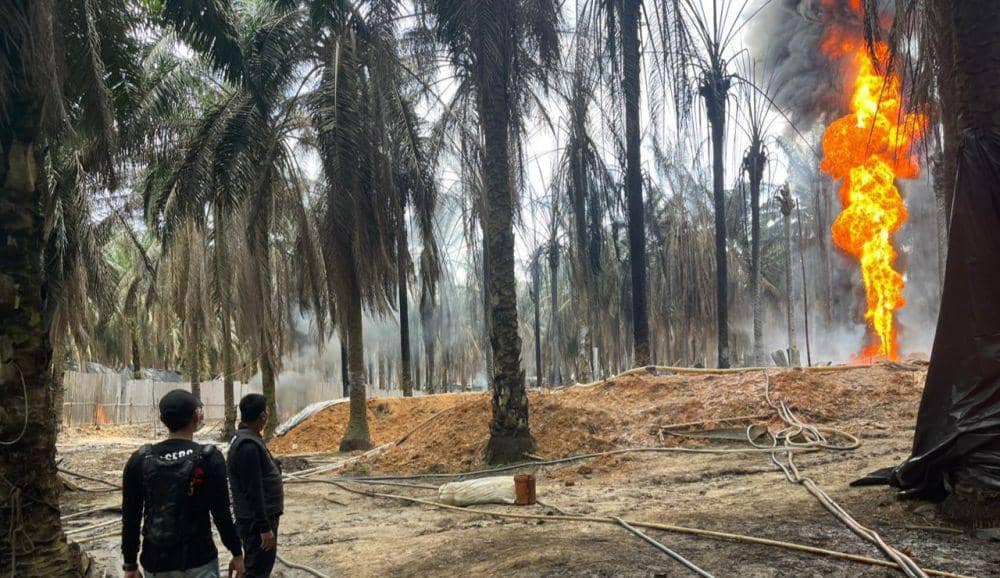 Polisi saat mengamankan TKP sumur minyak Ilegal terbakar di Keluang (Dok. Polres Muba)