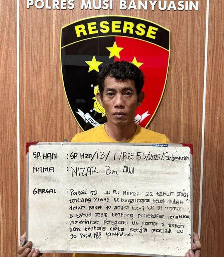 Polisi mengamankan pelaku pemilik sumur minyak Ilegal terbakar di Keluang (Dok. Polres Muba)