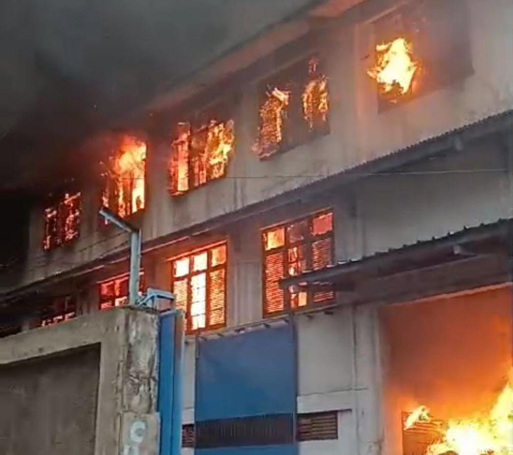 Gudang Pabrik Lem dan Tekstil di Kabupaten Bandung Kebakaran