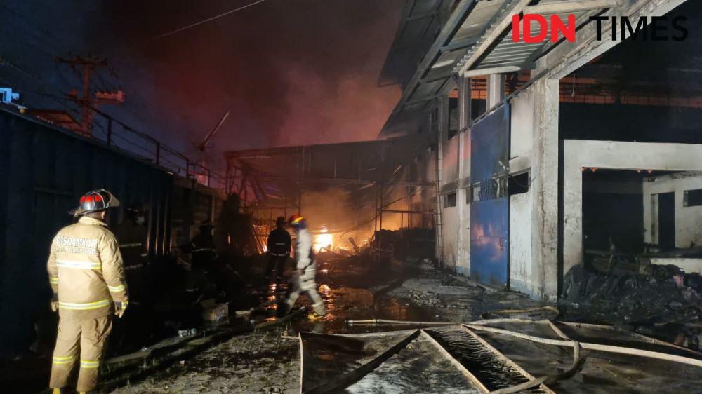 Kebakaran Pabrik di Sadang, Lebih dari Empat Jam Api Belum Padam