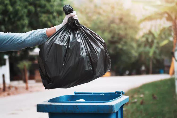 Ilustrasi laki-laki sedang buang sampah (https://www.southernliving.com/things-never-throw-in-the-trash-8777070)