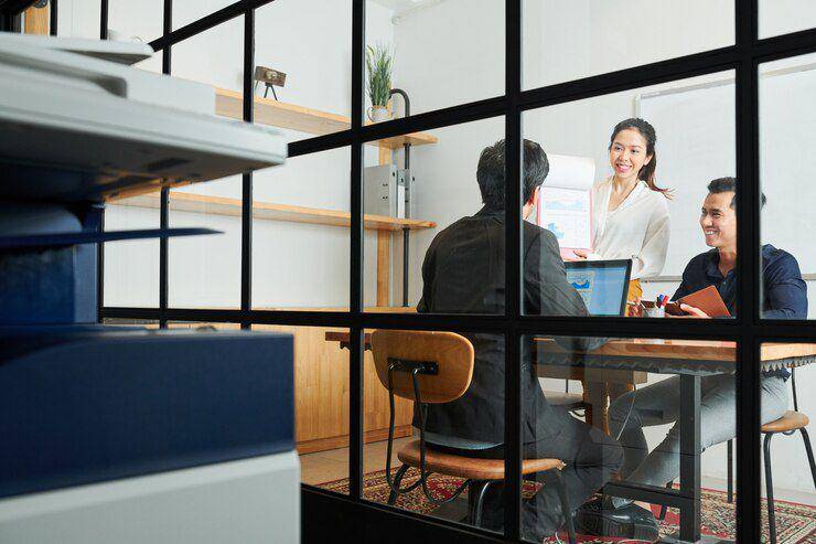 Ilustrasi diskusi di kantor (freepik.com/dragonimages)
