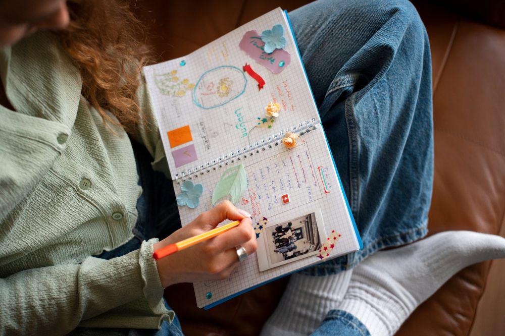 10 Peralatan Jurnal Kreatif yang Bikin Tulisan Jadi Cantik dan Estetik