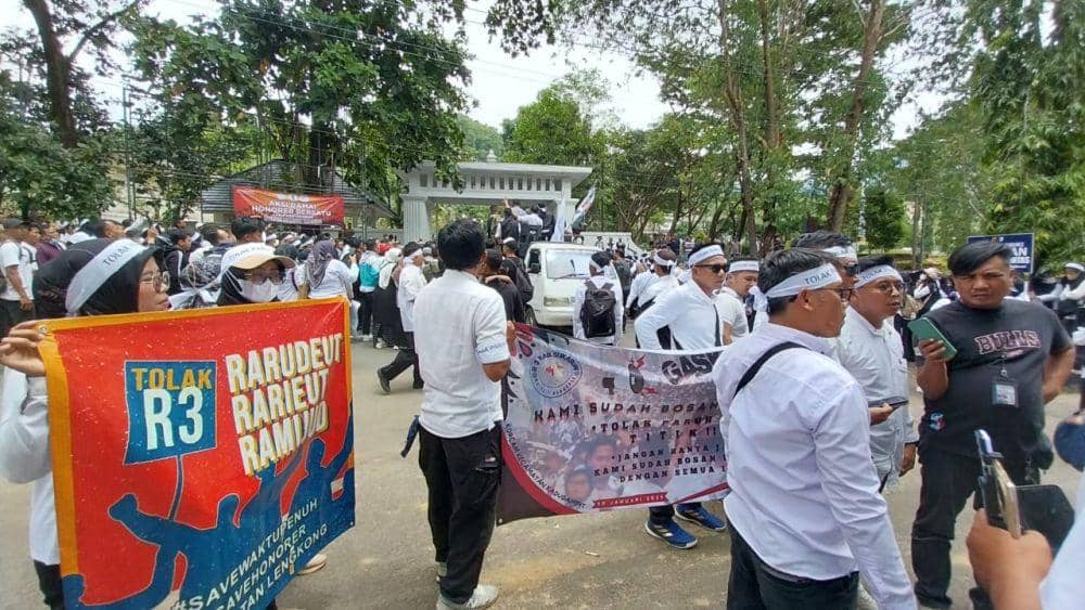 Legislator Usul Dana Pensiun Pejabat Dialihkan buat Nakes-Guru Honorer