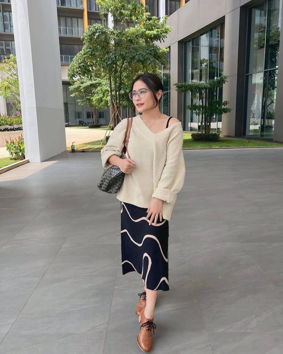 ide outfit knitwear ala Prilly Latuconsina (instagram.com/prillylatuconsina96)