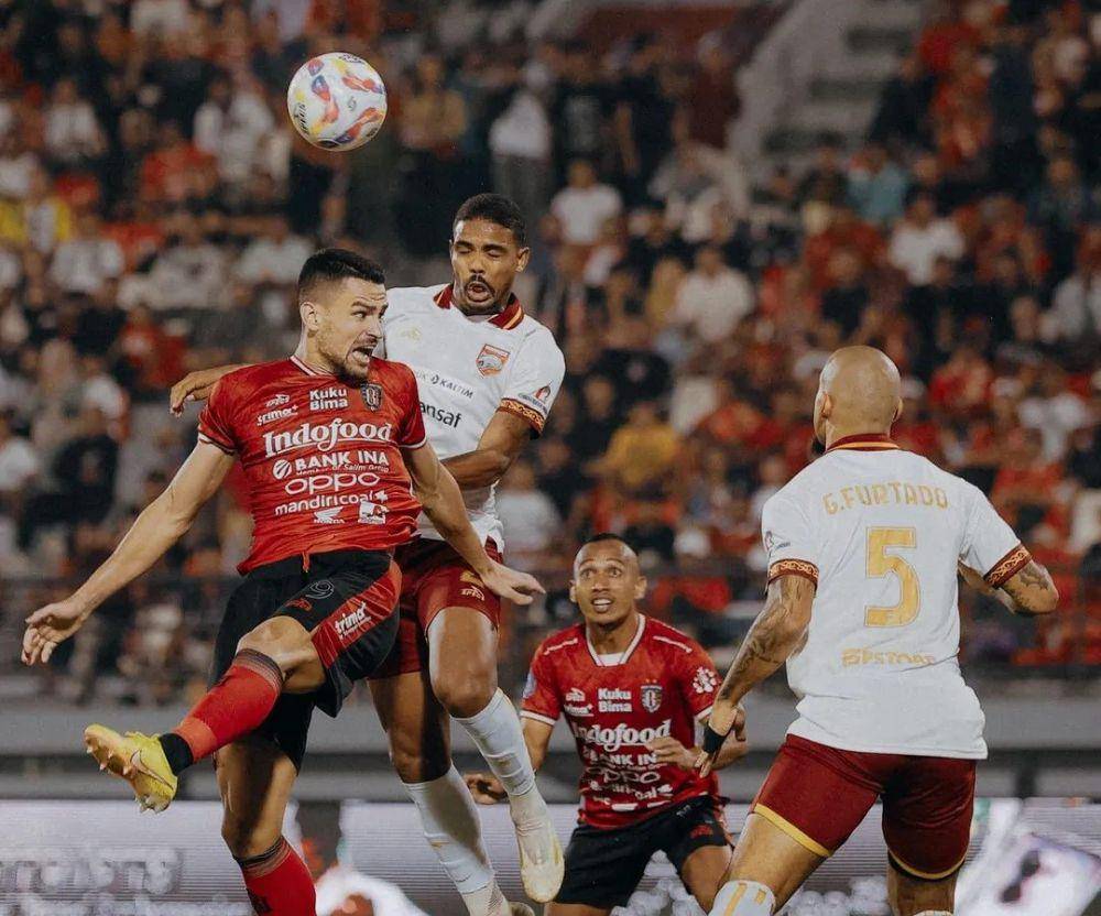 Boris Kopitovic(kiri merah) saat berebut bola dengan pemain Borneo FC. (Instagram.com/baliunitedfc)