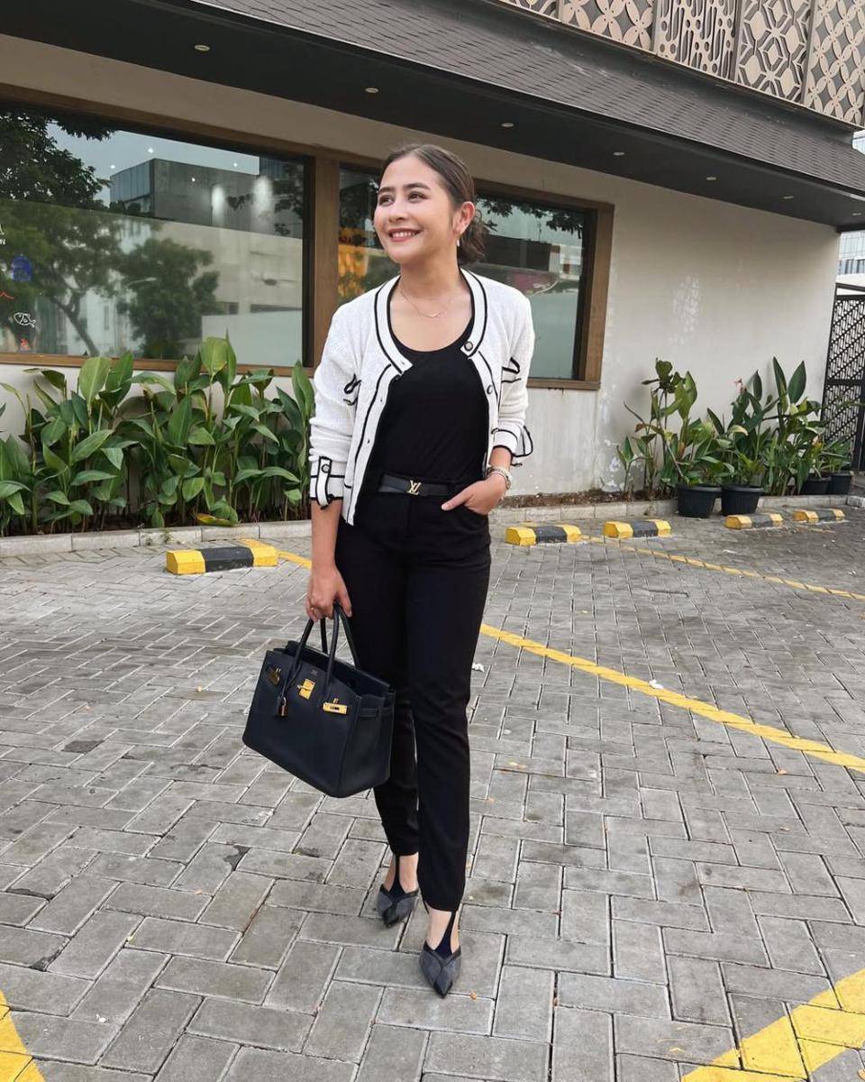 ide outfit knitwear ala Prilly Latuconsina (instagram.com/prillylatuconsina96)
