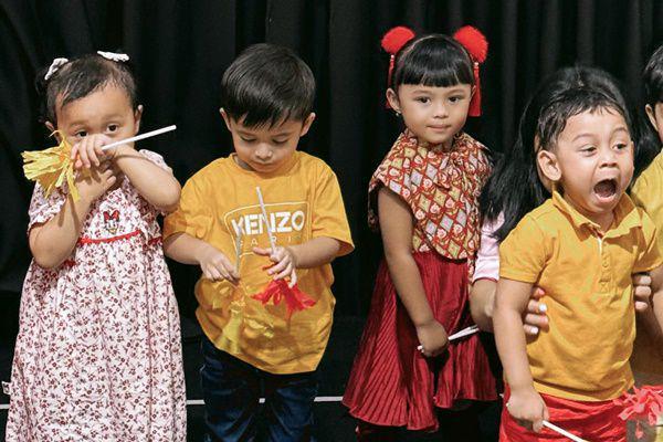7 Potret Ameena Pentas dalam Perayaan Imlek di Sekolah