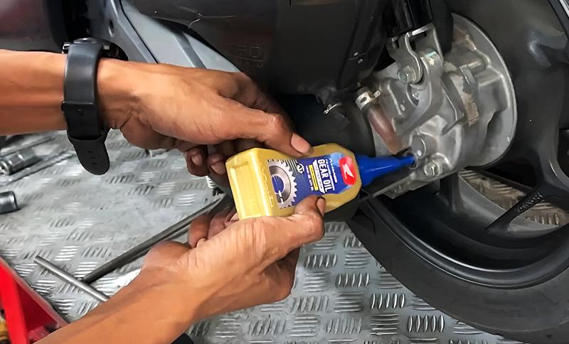 ilustrasi proses penambahan oli gardan motor matic (dok. Wahana Honda)