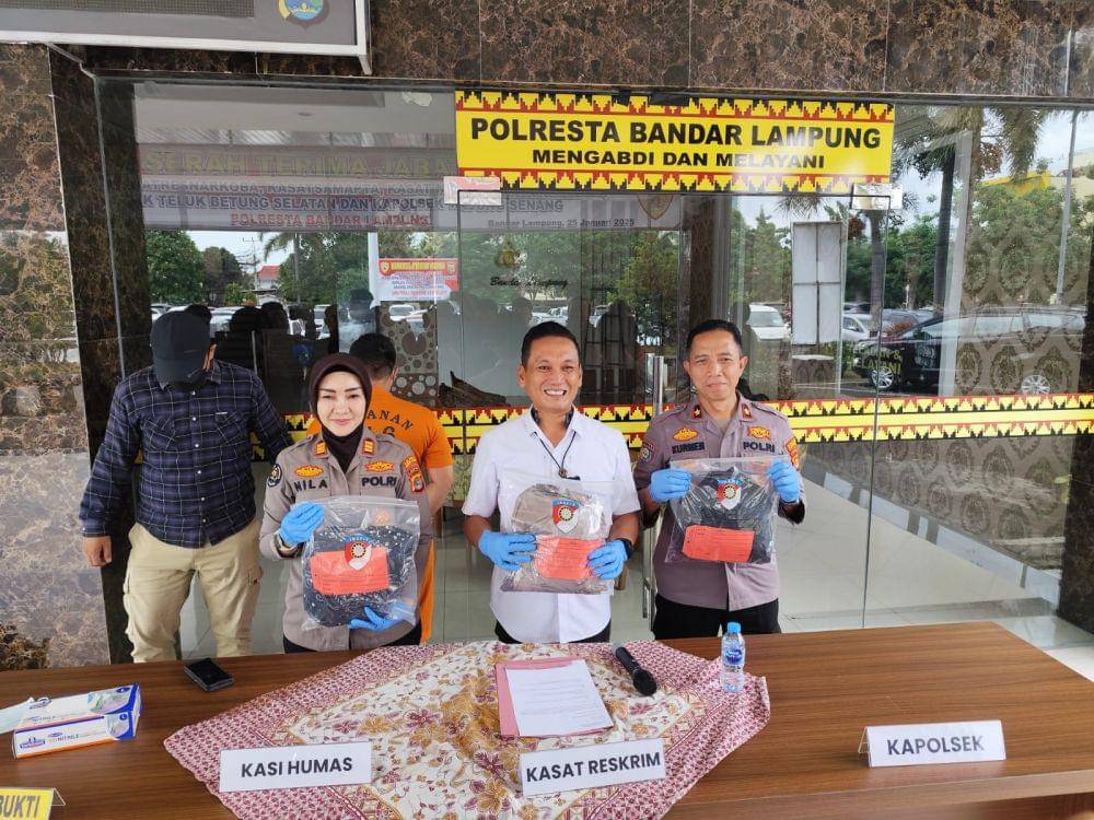 Konferensi pers terkait pencabulan di Polresta Bandar Lampung terkait pencabulan ke Santriwati. (IDN Times/Muhaimin)