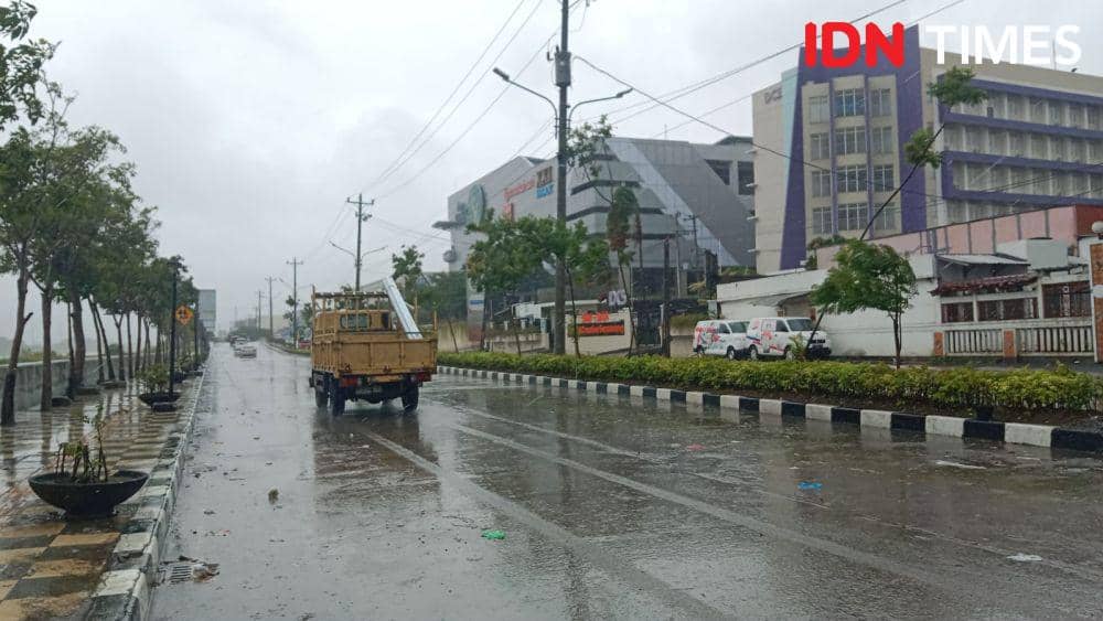Jalan Madukoro Raya Semarang Barat dilanda hujan deras dan angin kencang. (IDN Times/Fariz Fardianto)