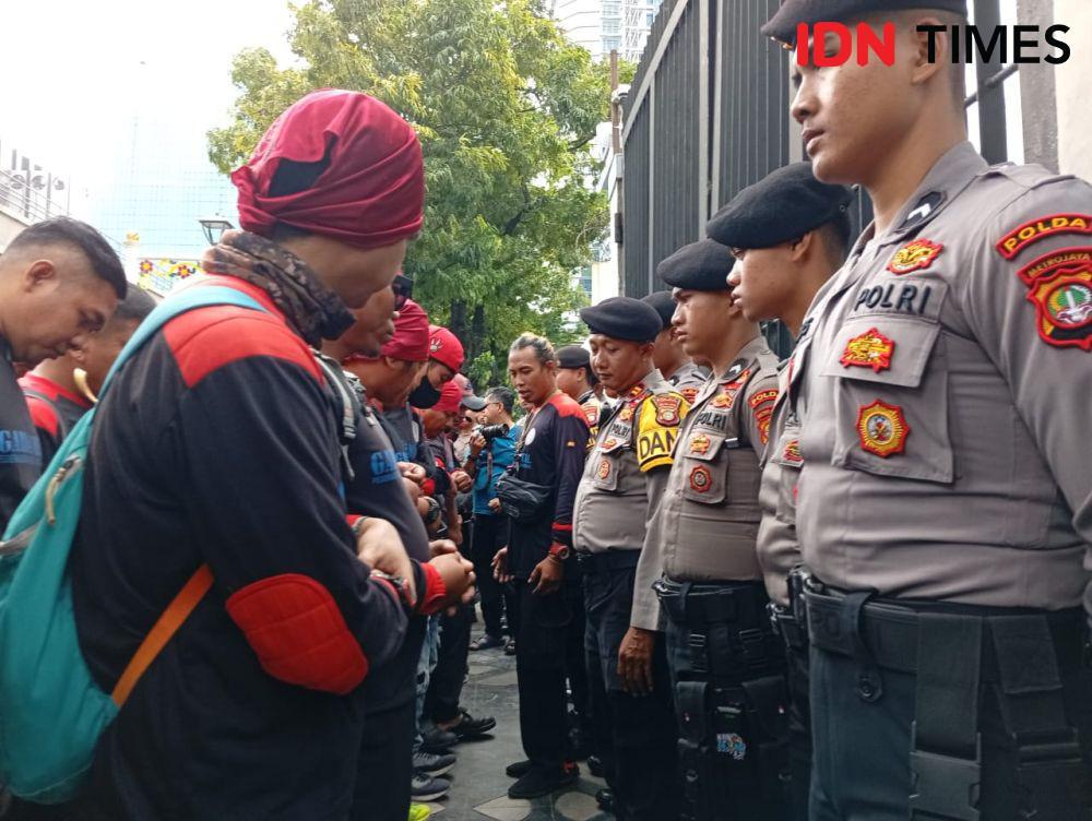 Demo Memanas, Buruh Berusaha Terobos Masuk ke Dalam Kedubes Malaysia