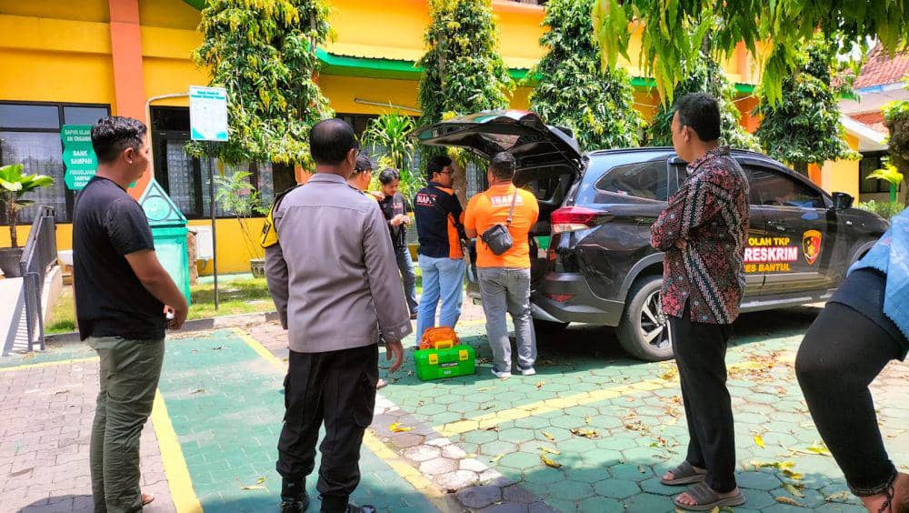 Penyidik melakukan olah TKP di SMK N 1 Bantul (Dok.Polres Bantul)