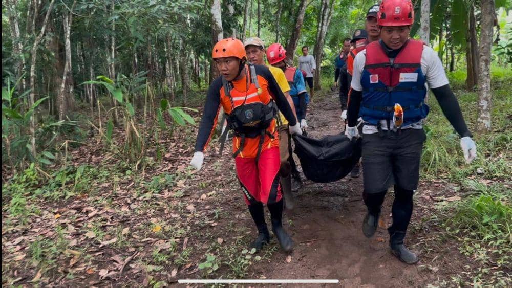 Proses evakuasi korban tenggelam di Sungai Enim (Dok: Basarnas Palembang)