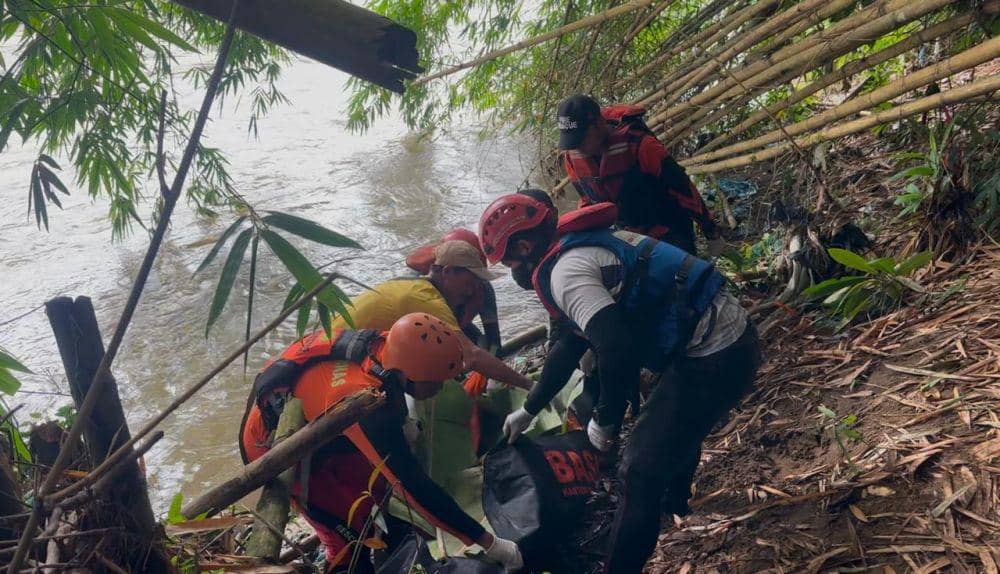 Proses evakuasi korban tenggelam di Sungai Enim (Dok: Basarnas Palembang)