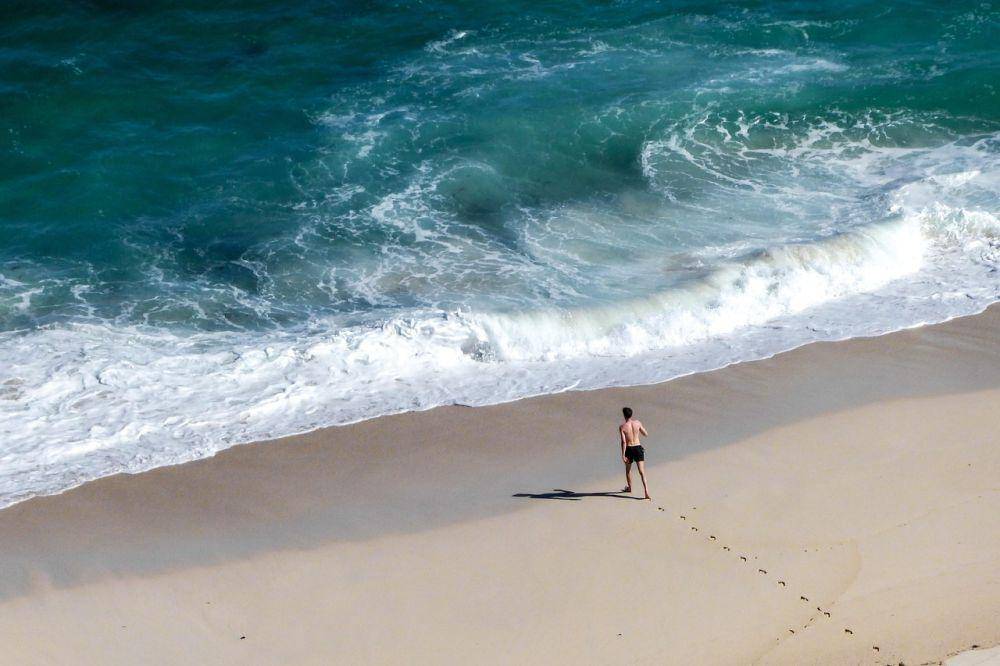 ilustrasi wisatawan bermain di pantai (pixabay.com/SolaGratia)