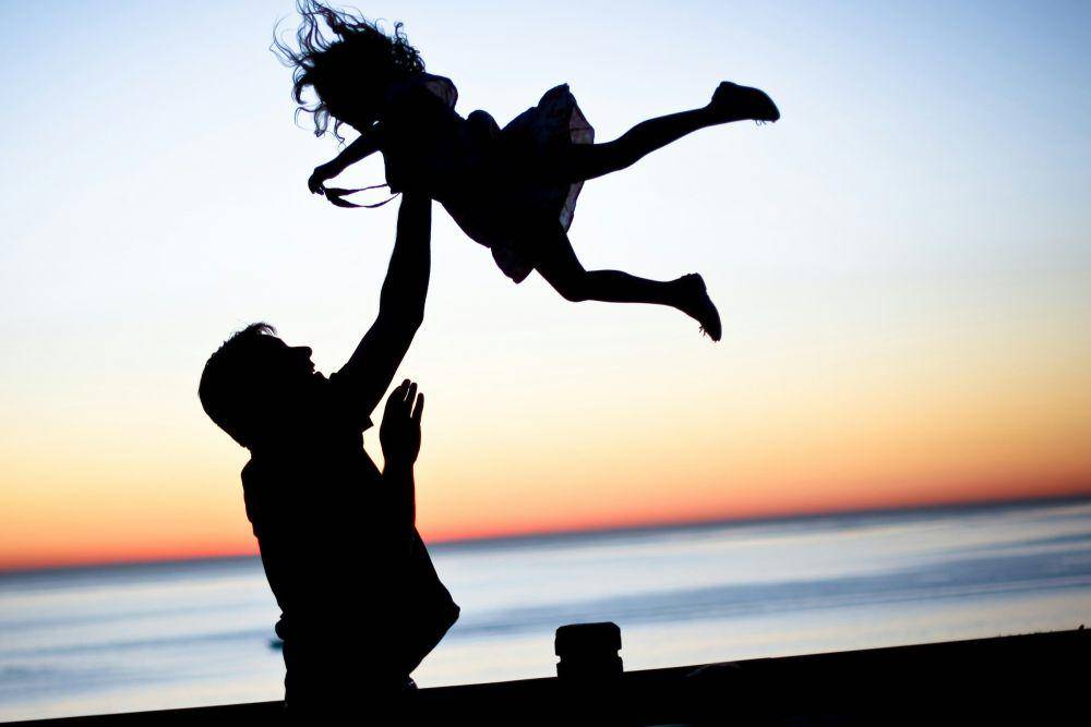 ilustrasi seorang ayah dan anak perempuan (unsplash.com/lauren lulu taylor)