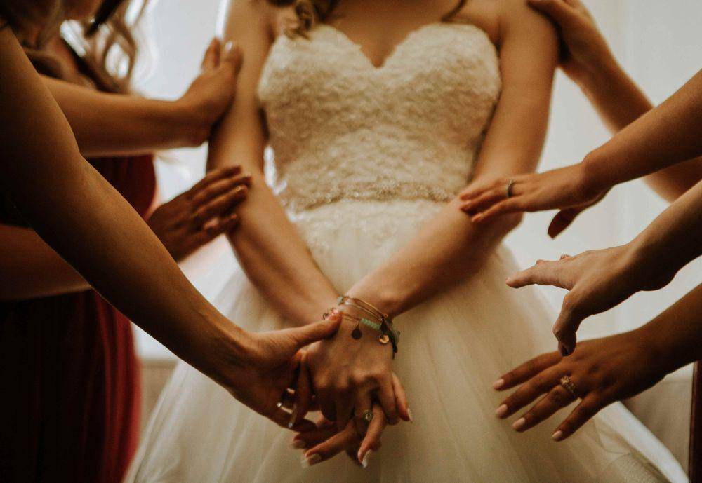 Ilustrasi pengantin dan bridesmaid (unsplash.com/Omar Lopez)