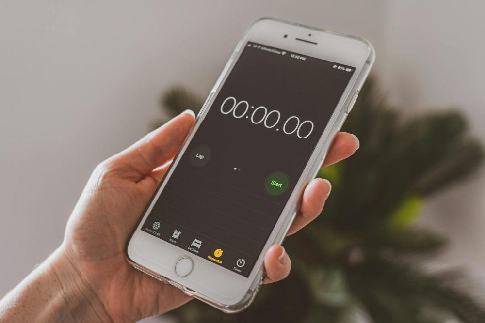 ilustrasi memasang alarm (pexels.com/Castorly Stock)