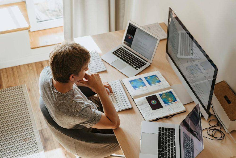 ilustrasi multi tasking (pexels.com/olia danilevich)