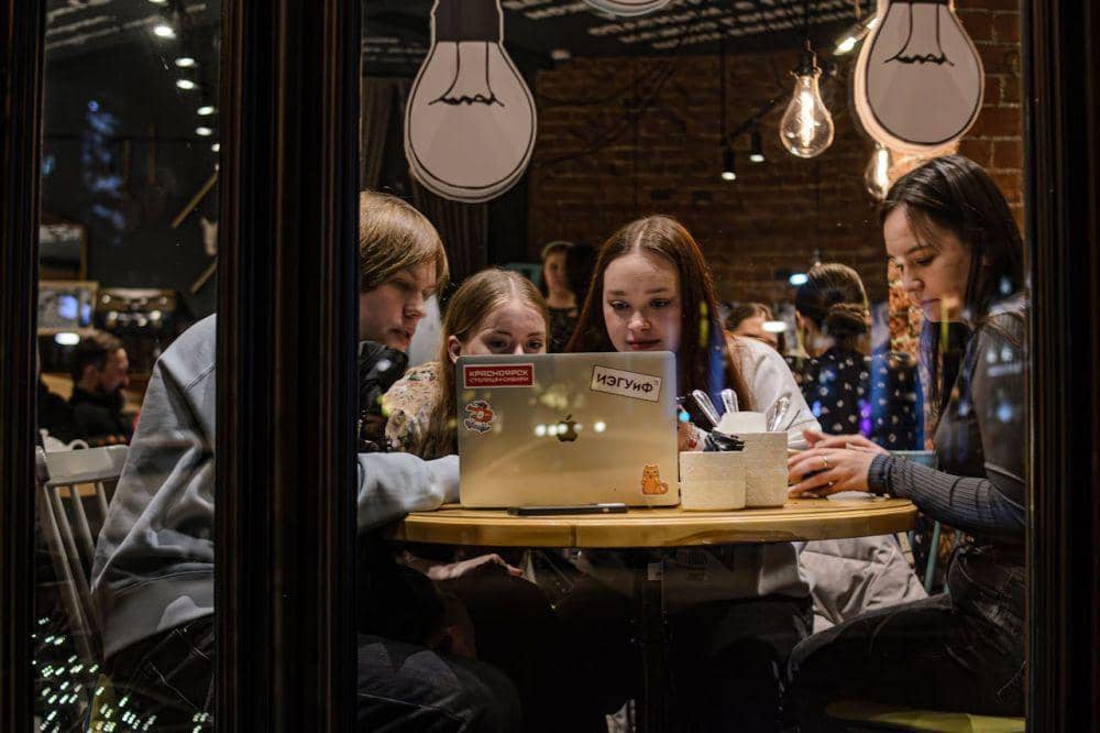 ilustrasi kerja di cafe (pexels.com/Radik 2707)