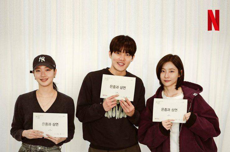 Kim Go Eun, Kim Gun Woo, dan Park Ji Hyun di pembacaan naskah drama Two Women (dok. Netflix/Two Women)