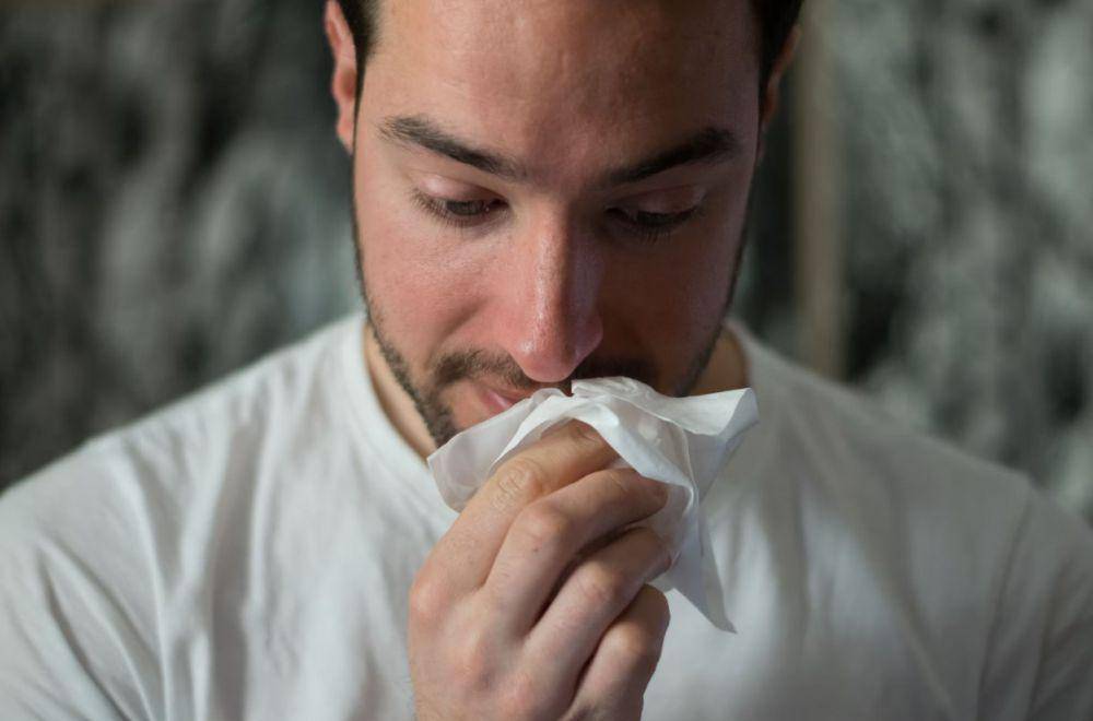 ilustrasi orang sakit flu (unsplash.com/candidbcolette)