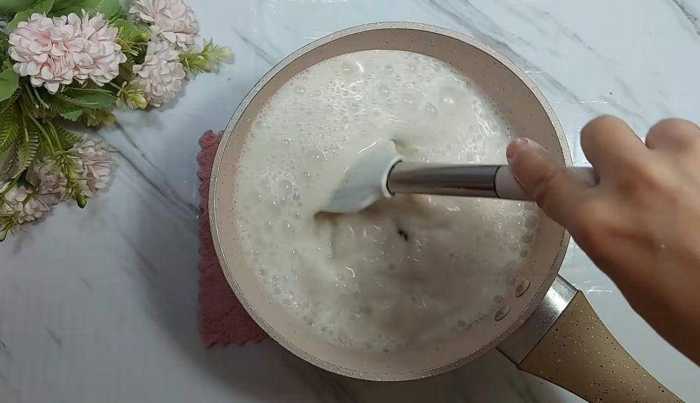 ilustrasi membuat puding lapis santan gula merah (YouTube.com/Dapur Amma Hanun)