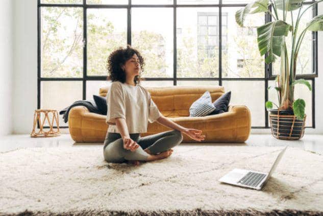 ilustrasi orang yoga (istockphoto.com/Daniel de la Hoz)