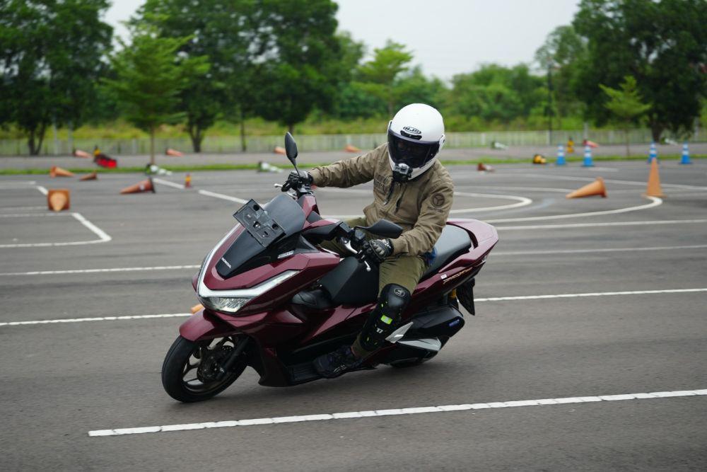 Tips Menggunakan Honda PCX160 Tipe Roadsync