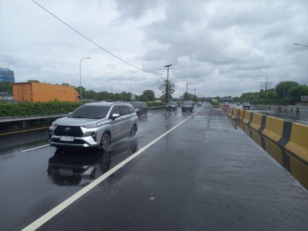 Jalan Tol Sedyatmo KM 26 Ruas Tol Sedyatmo arah Bandara Soekarno-Hatta (Soetta) masih tergenang banjir pada Kamis (30/1/2025). (Dok.Istimewa)