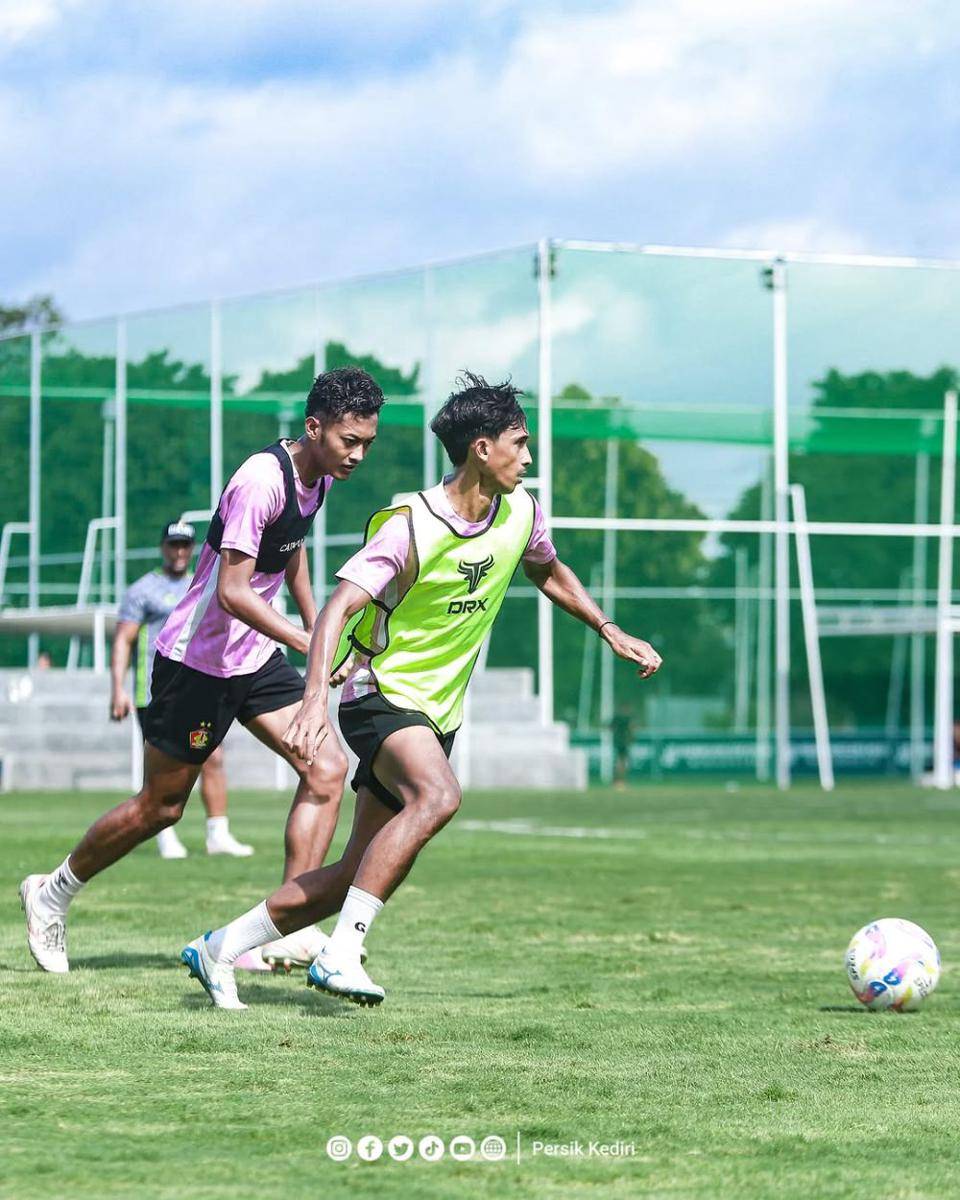 Pemain Persik Kediri saat berlatih. Instagram.com/ persikfcofficial