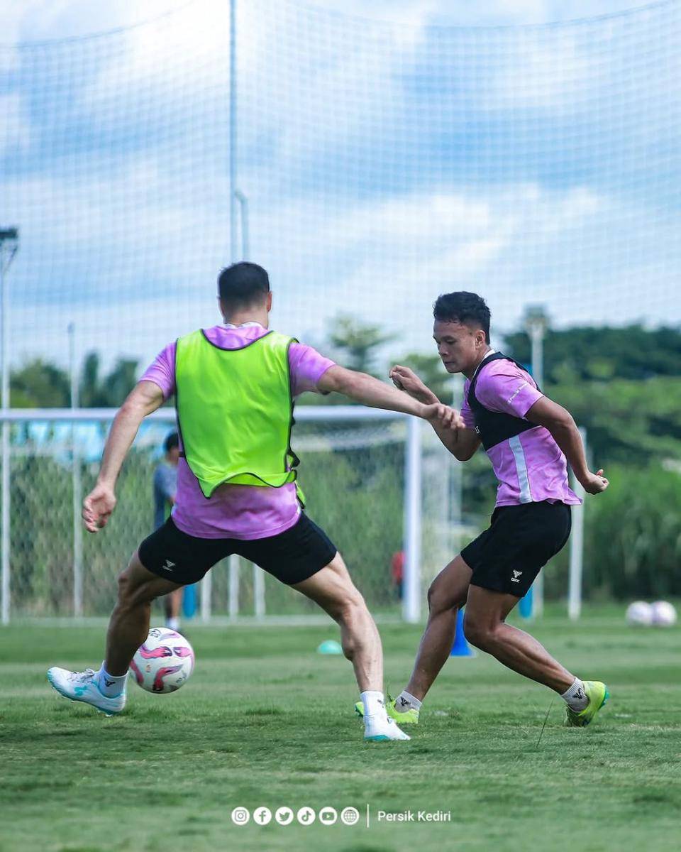 Pemain Persik Kediri saat berlatih. Instagram.com/ persikfcofficial