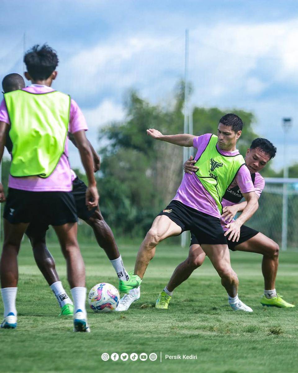Pemain Persik Kediri saat berlatih. Instagram.com/ persikfcofficial