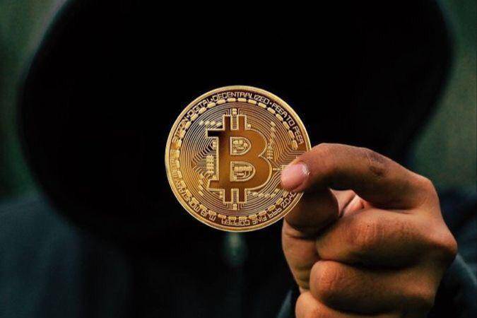 Patung Satoshi Nakamoto, si misterius pencipta Bitcoin. (Pinterest/Emre)