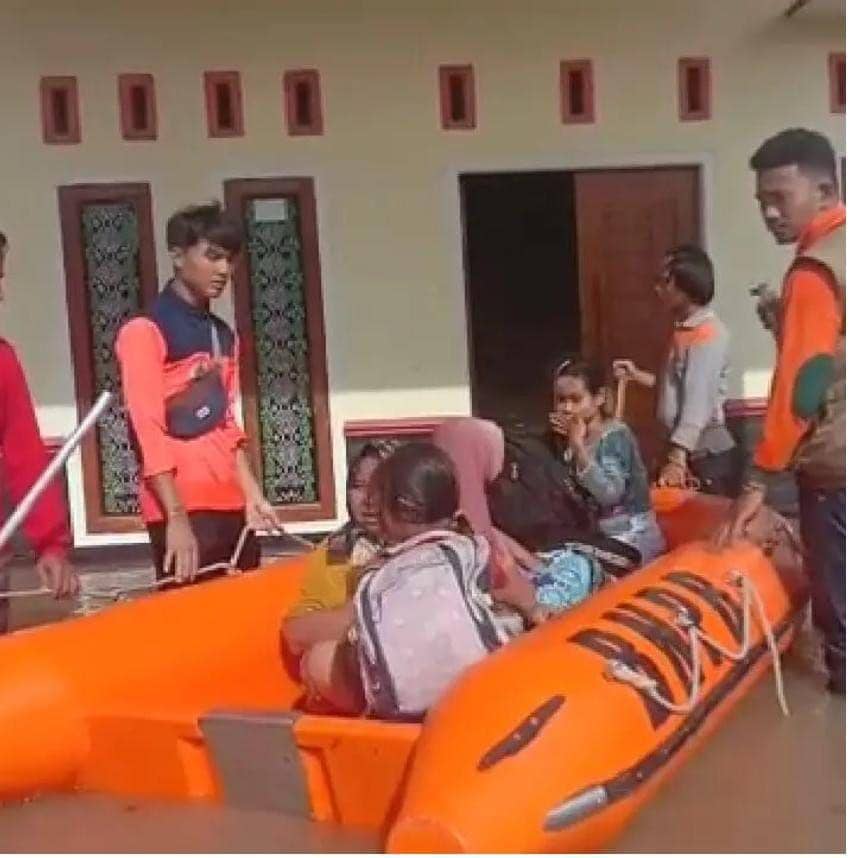 Potret evakuasi korban banjir di LampungSelatan (Dok/humas lampung selatan)