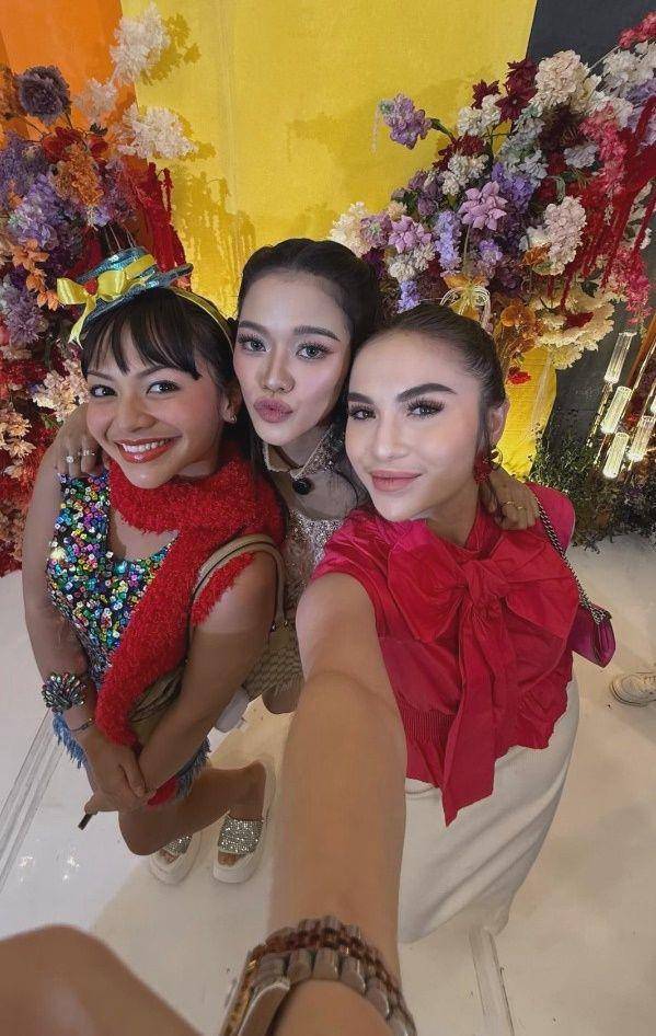 potret tamu artis di ulang tahun Ummi Quarry (instagram.com/elinaaaaajoerg)