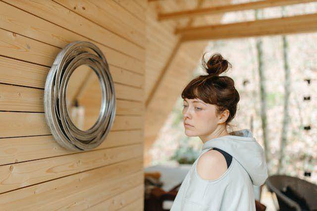 Ilustrasi seorang wanita melamun (Pexel.com/Anastasia Shuraeva)