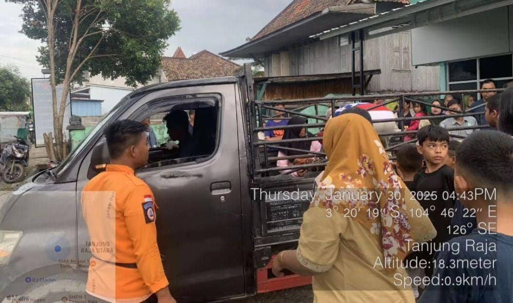 Evakuasi korban tenggelam di Sungai Ogan. (BPBD Ogan Ilir)