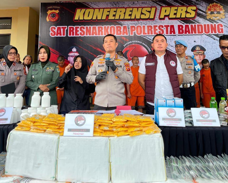 Polresta Bandung Bongkar Jaringan Pengedar Obat Keras dan Miras