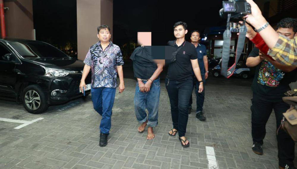 Pemilik panti asuhan terduga pelaku pencabulan anak saat berada di Mapolda Jatim. (Dok. Polda Jatim)