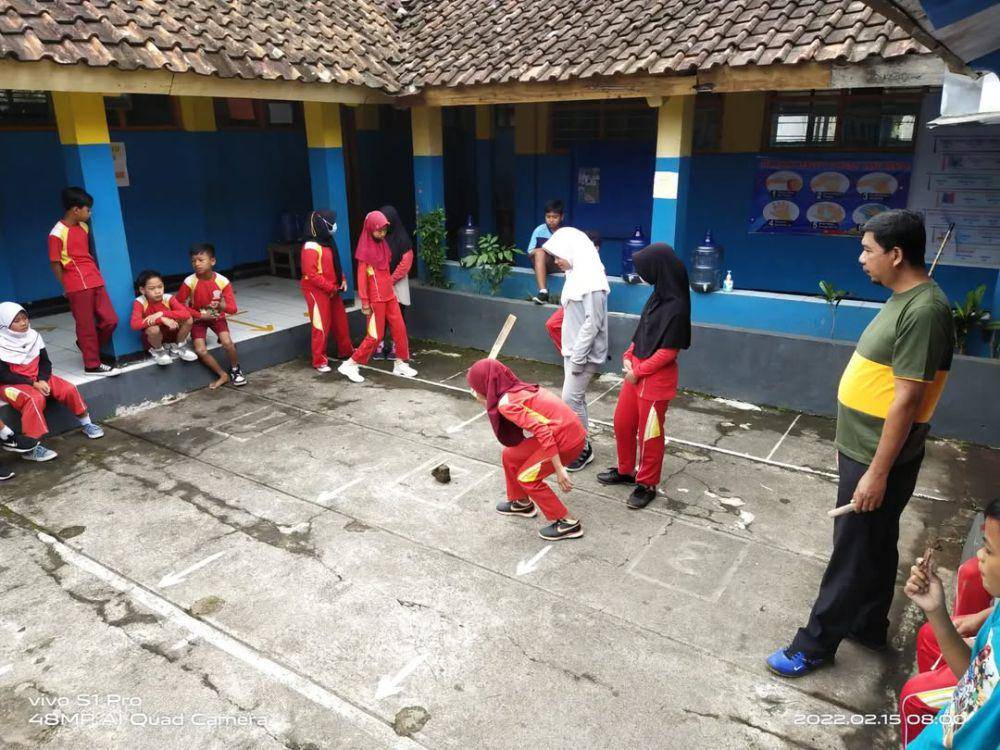 potret anak-anak bermain gatrik (instagram.com/ade_sapi_17)
