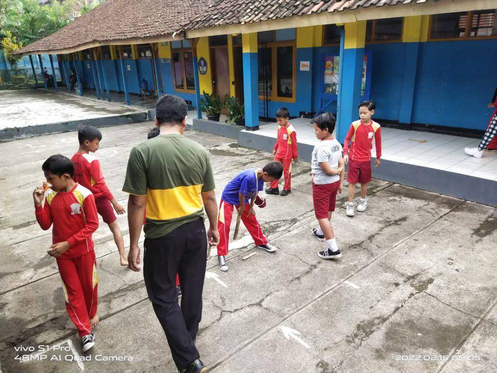 potret anak-anak bermain gatrik (instagram.com/ade_sapi_17)