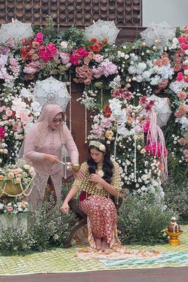 potret pengajian dan siraman Ochi Rosdiana jelang menikah (instagram.com/farahcarpetsofficial)