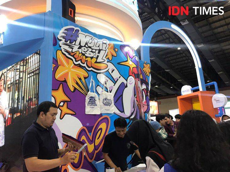 Potret booth binus di Indonesia International Education and Training Expo & Conference (IIETE) 2025 yang berlangsung pada 23-26 Januari 2025. (IDN Times/Hani Safanja)