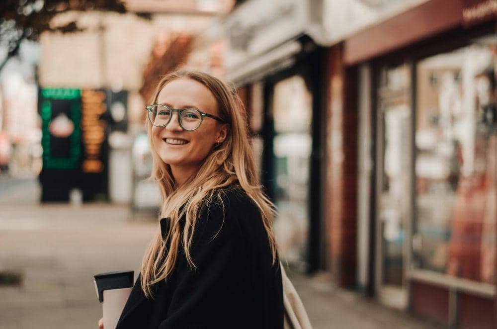 Ilustrasi perempuan tersenyum