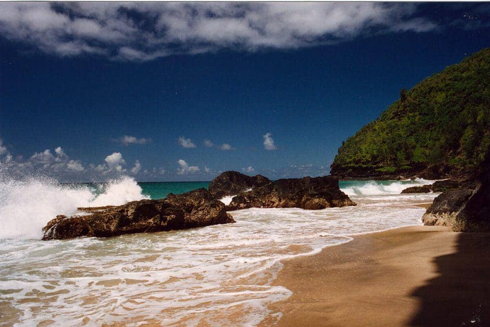 ilustrasi Pantai Hanakapiai, Hawaii (commons.wikimedia.org/Jeff Kubina)