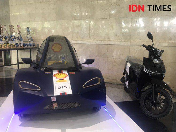 Hasil karya alumni BINUS ASO di Indonesia International Education and Training Expo & Conference (IIETE) 2025 yang berlangsung pada 23-26 Januari 2025. (IDN Times/Hani Safanja)