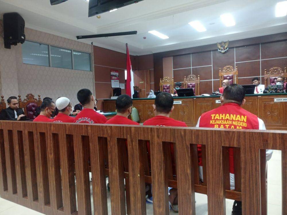Sejumlah mantan anggota Satresnarkoba Polresta Barelang saat menjalani persidangan di PN Batam (IDN Times/Putra Gema Pamungkas)