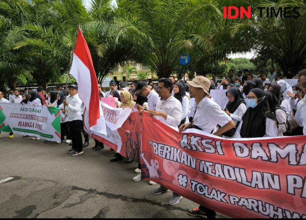 Ratusan Guru Honorer Demo Gubernur Banten